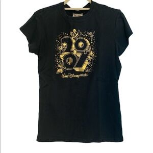 Disney T-shirt 2007 Walt Disney World w/characters in gold short sleeve Sz large